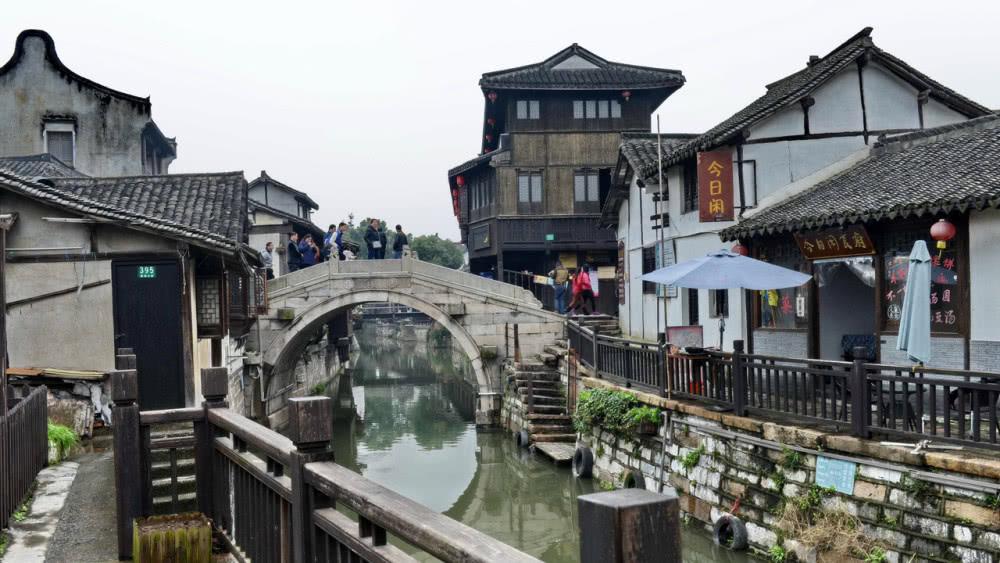 午休的“小天井”热闹非凡,师生一起跳舞玩耍放松心情